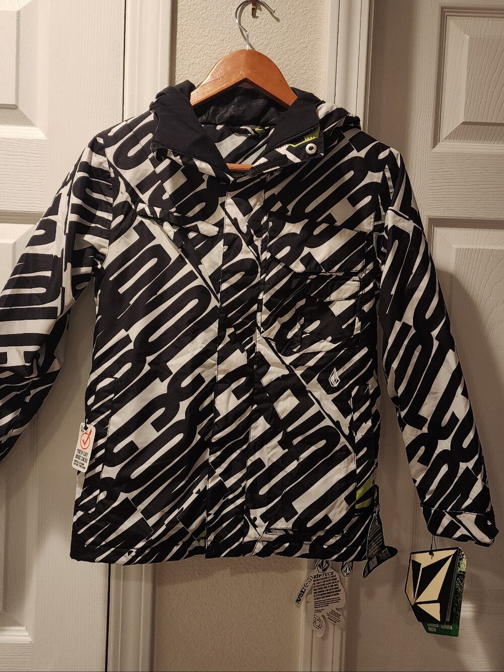 Volcom Black & White Graphic Youth/Teen Hooded Insulated Jacket NWT.
